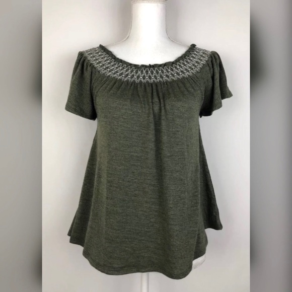NWT Cable & Gauge Off Shoulder Smocked Green Shirt - Picture 4 of 8